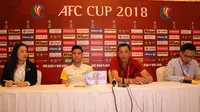 Bek Song Lam Nghe An, Que Ngoc Hai (kedua dari kiri), bersama sang pelatih, Nguyen Duc Thang (kedua dari kanan), melakukan konferensi pers jelang laga kontra Persija Jakarta di Vinh Stadium, Selasa (6/3/2018). (Dok. Media Persija)