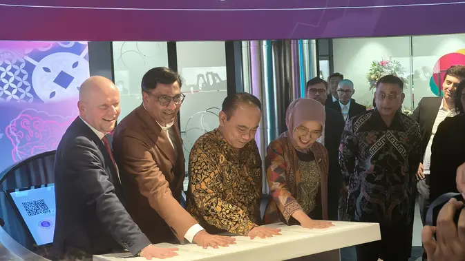 Indosat dan Mastercard menandatangani MoU untuk meningkatkan keamanan siber di bidang ekonomi digital yang disaksikan oleh Menkominfo Budi Arie Setiadi di Kantor Indosat di Jakarta, Kamis (18/4/2024). (/Agustin Setyo Wardani)