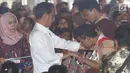 Presiden Joko Widodo (Jokowi) menyerahkan kartu Indonesia pintar (KIP) kepada pelajar di SLB Negeri Pembina, Jakarta, Rabu (6/3). Jokowi membagikan 3.300 KIP untuk pelajar di wilayah Jakarta Selatan. (Liputan6.com/Angga Yuniar)