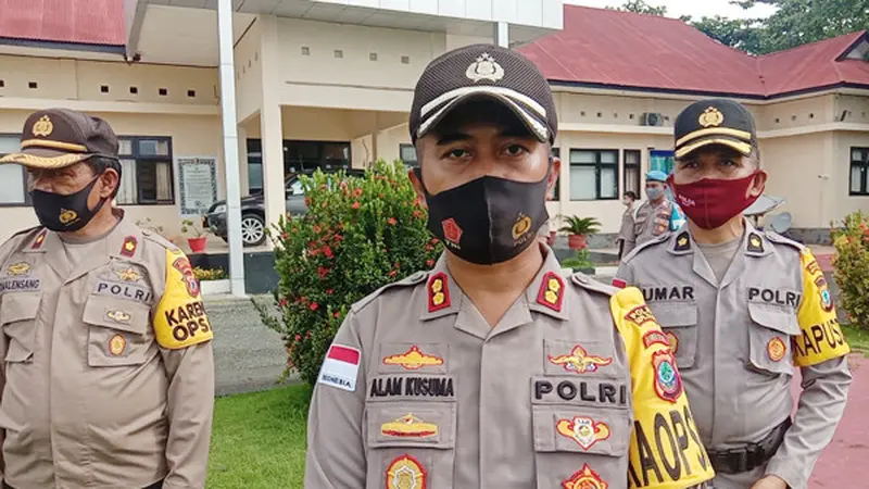 Kapolres Kepulauan Talaud AKBP Alam Kusuma Sari Irawan memantau langsung operasi tersebut di lapangan.