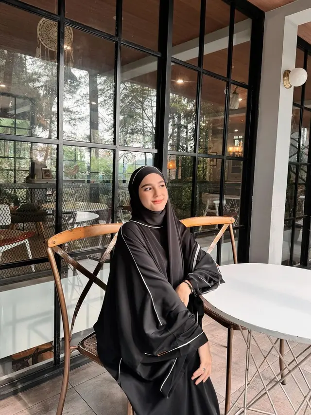 6 Potret Menawan Yasmine Ow Tampil Berhijab saat Hadiri Sidang Perceraian