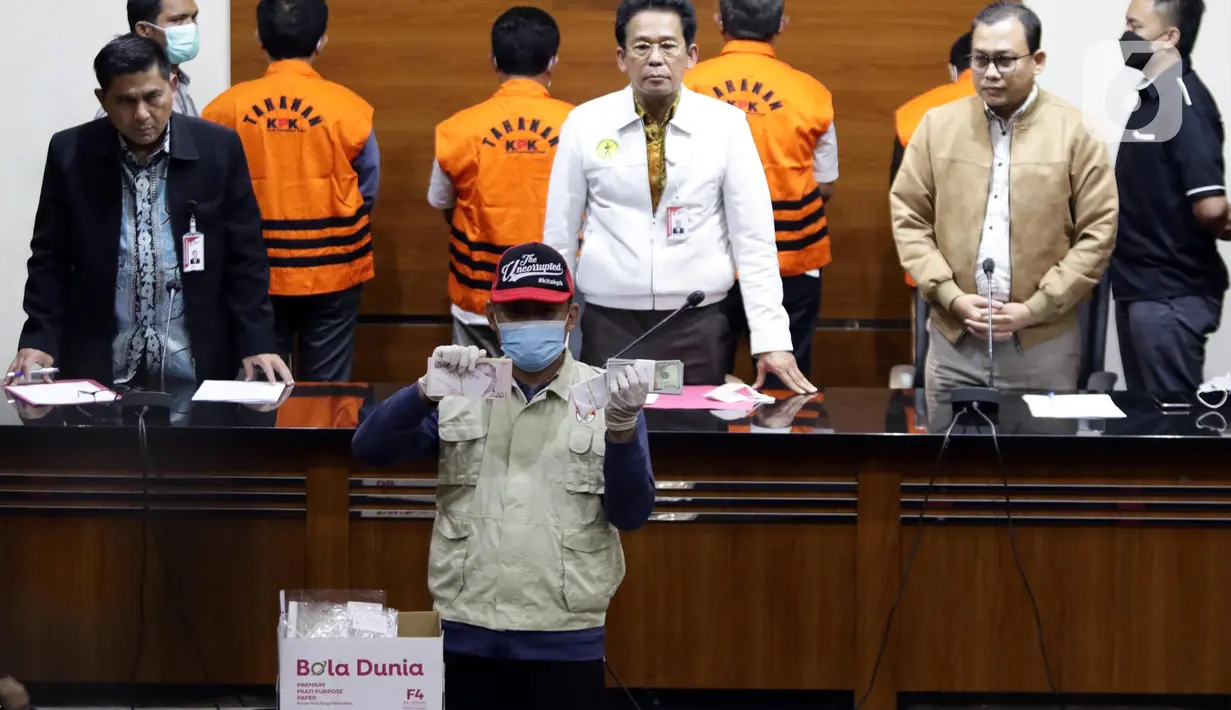 Petugas Komisi Pemberantasan Korupsi (KPK) menunjukkan barang bukti penangkapan Wakil Ketua DPRD Provinsi Jawa Timur 2019-2024, Sahat Tua P. Simandjuntak bersama tiga orang lainnya di Gedung Merah Putih KPK, Jakarta, Kamis (15/12/2022). KPK menyita barang bukti berupa uang dalam pecahan rupiah, dolar Singapura dan dolar Amerika dengan nilai seluruhnya Rp1 miliar. (Liputan6.com/Helmi Fithriansyah)