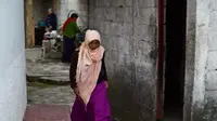 Seorang wanita pribumi Muslim berjalan di sebuah masjid di pinggiran San Cristobal de Las Casas, negara bagian Chiapas, Meksiko. (AFP / Ronaldo Schemidt)