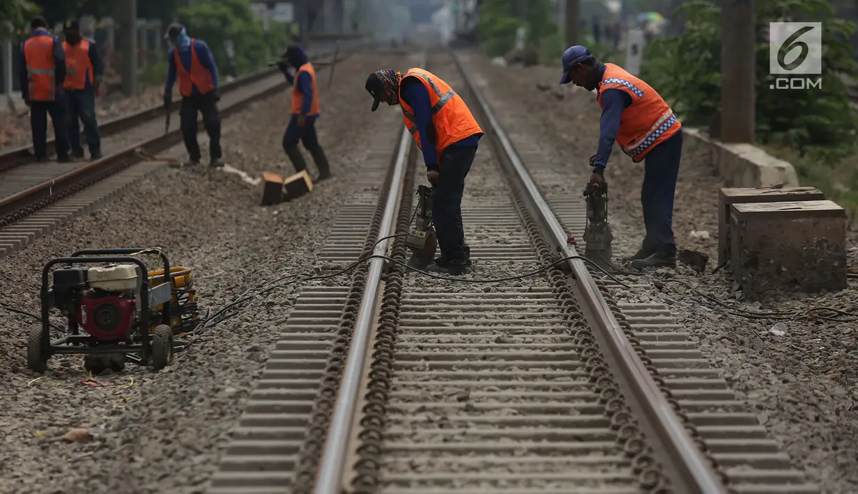 Petugas melakukan perawatan jalur rel kereta api di Buaran Pondok Kopi, Jakarta, Kamis (13/9). Perawatan dilakukan untuk menjamin keselamatan perjalanan kereta dan mencegah terjadi amblesnya bantalan rel. merdeka.com/imam buhori