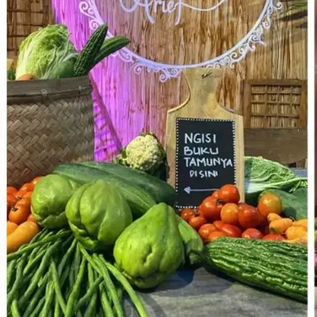 Pengantin Gelar Pernikahan Berkonsep Pesta Rakyat, Sayuran Jadi Dekorasi dan Suvenirnya Buah Semangka