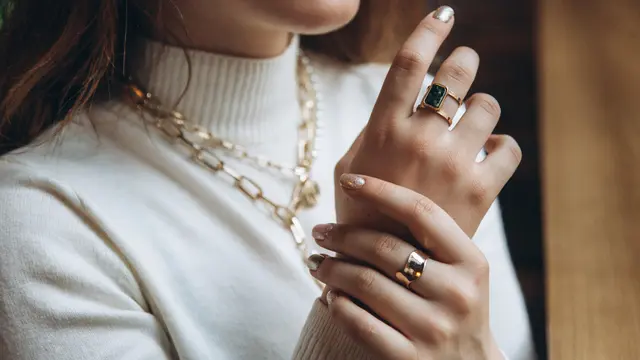 perempuan pakai kalung cincin