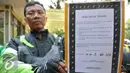 Perwakilan pengemudi ojek memperlihatkan deklarasi damai komunitas ojek pangkalan dengan komunitas ojek online di Polsek Kebun Jeruk, Jakarta (22/9/2015). Acara diselenggarakan unutk menjalin silaturahmi antar pengemudi ojek. (Liputan6.com/Gempur M Surya)