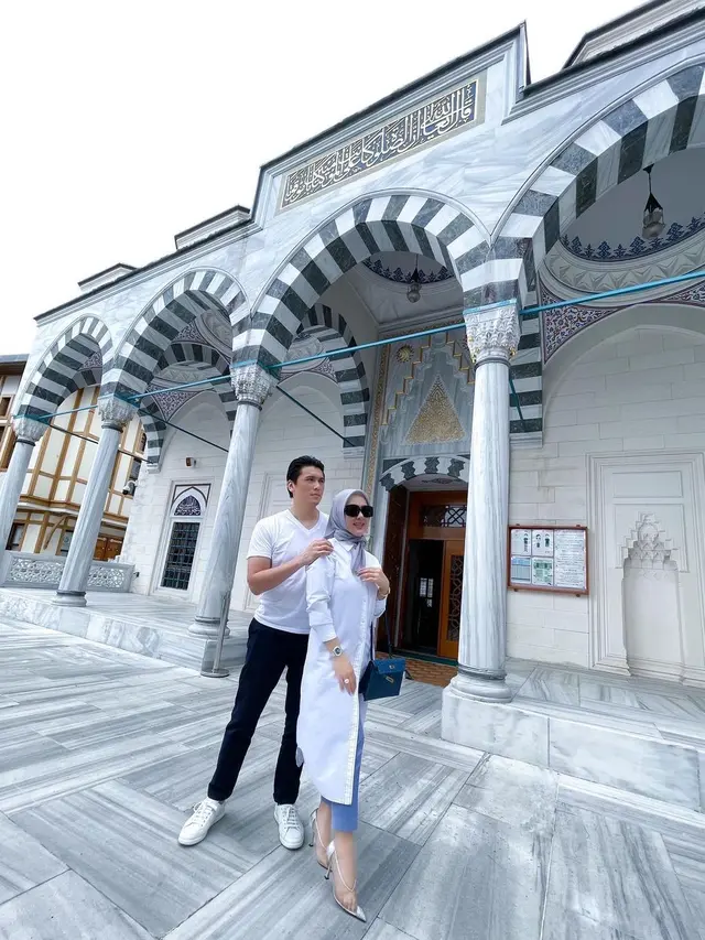 Potret Syahrini di Masjid Camii Tokyo
