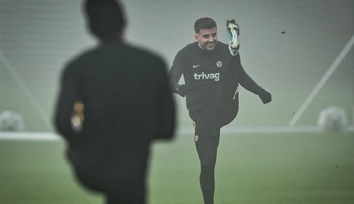 Gelandang Chelsea, Mason Mount melakukan pemanasan selama sesi latihan tim di fasilitas latihan Chelsea Cobham di Stoke D'Abernon, London pada 14 Februari 2023. Chelsea akan bertanding melawan Borussia Dortmund pada leg pertama babak 16 besar Liga Champions di di Westfalenstadion. (AFP/Glyn Kirk)