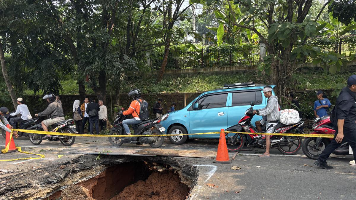 Jalan Ambles di Lenteng Agung: 25 Personel Dikerahkan, Kemacetan Mengular ke Depok
