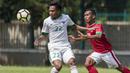 Gelandang Timnas Indonesia U-23, Irfan Jaya, berebut dengan bek Timnas Indonesia U-19, Dedi Maulana, saat uji coba di Lapangan ABC Senayan, Jakarta, Sabtu (24/2/2018). Timnas U-23 menang 5-0 atas Timnas U-19. (Bola.com/Vitalis Yogi Trisna)