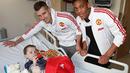 Penyerang Setan Merah Anthony Martial bersama Morgan Schenderlin, mengunjungi Rumah Sakit Royal Manchester Children untuk merayakan natal bersama anak-anak yang sedang dirawat inap. (www.manutd.com)