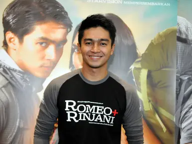 Aktor muda Indonesia, Deva Mahenra saat acara press screening film Romeo+Rinjani di Epicentrum Walk, Kuningan, Jakarta, Selasa (21/4/2015). Film yang mulai tayang 23 April mendatang itu mengekspos keindahan Gunung Rinjani. (Liputan6.com/Panji Diksana)