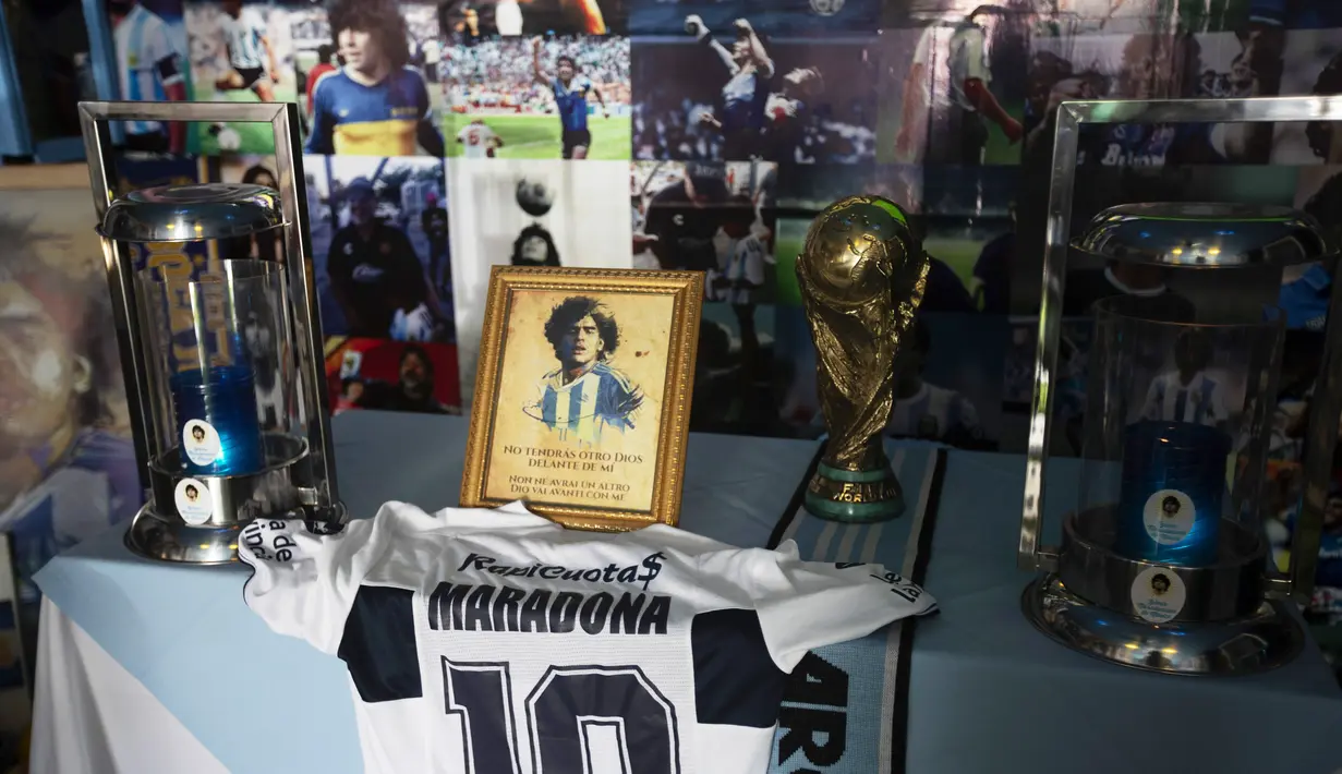 Di Gereja Maradona yang terletak di San Andres Cholula, Meksiko itu foto-foto sang legenda menghiasi dinding-dinding bangunan. (Foto:AP/Marco Ugarte)