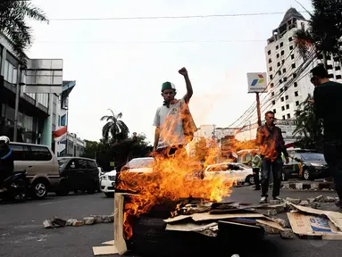 Massa dari Himpunan Mahasiswa Indonesia (HMI) kembali berunjuk rasa di Jalan Cikini Raya, Jakarta, Selasa (18/11/2014). (Liputan6.com/Faizal Fanani)