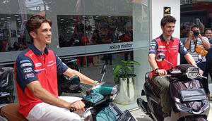 Dua pembalap Honda Castrol, Luca Marini dan Joan Mir, menyambangi dealer Honda di Bali, Selasa (3/3/2026). (Bola.com/Gregah Nurikhsani)