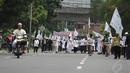 Massa melakukan long march dari Bundaran HI sampai di Balaikota, Jakarta, Senin (1/12/2014). (Liputan6.com/Faizal Fanani)