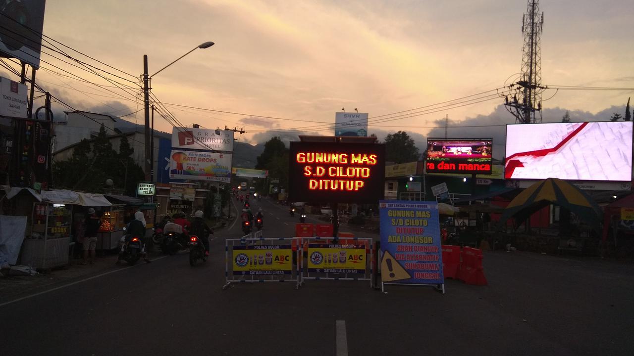 Pemberitahuan penutupan jalur Puncak, bogor, akibat longsor. (Liputan6.com/Achmad Sudarno)