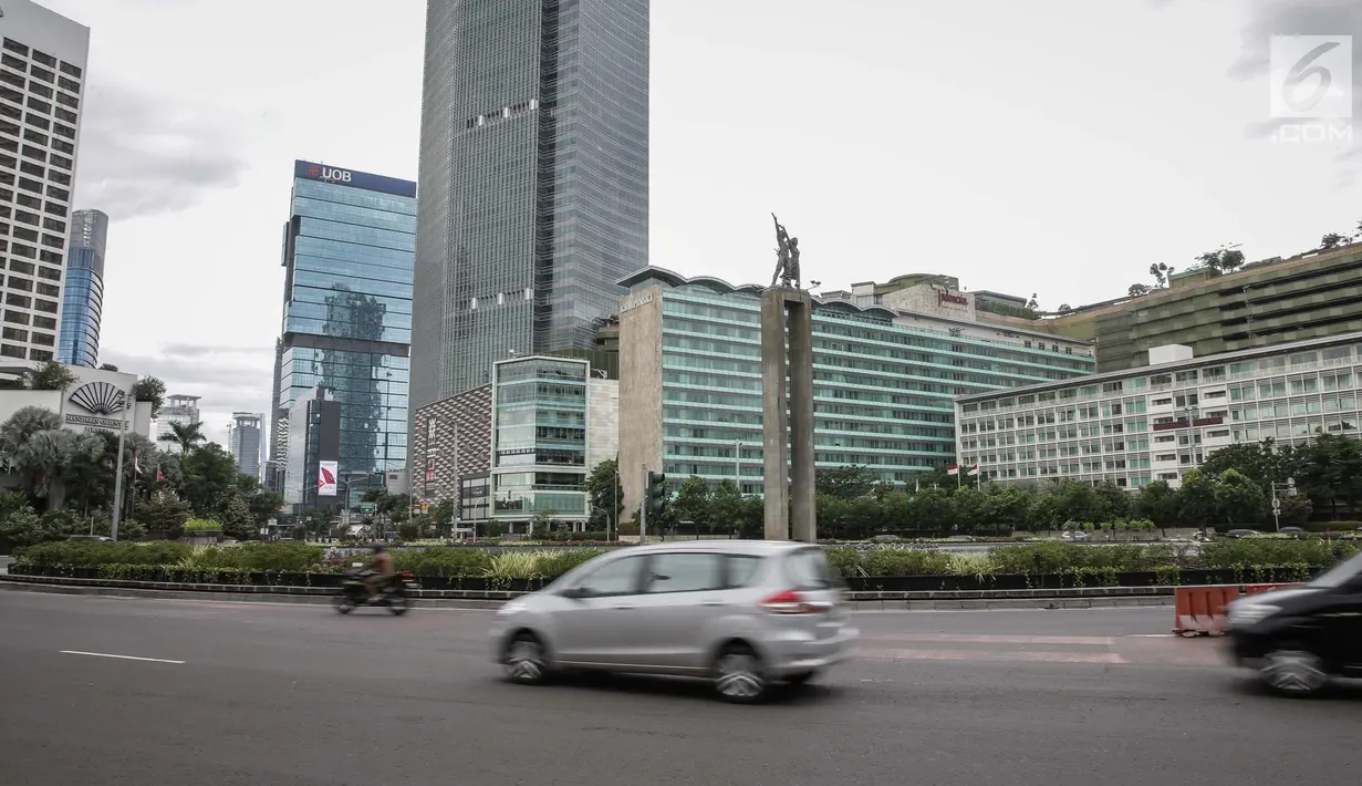 Sejumlah kendaraan melintas dikawasan Jalan HR Rasuna Said, Jakarta, Kamis (1/6). Sejumlah jalan di Ibu Kota tampak lengang dari kemacetan, lantaran Presiden Joko Widodo telah menetapkan Hari Kesaktian Pancasila, yakni 1 Juni, sebagai libur nasional.