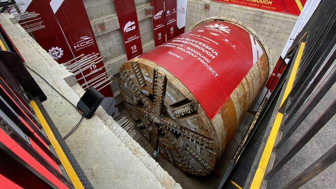 Foto yang diabadikan pada 15 Desember 2020 ini menunjukkan penembusan terowongan No. 1 dari proyek Kereta Cepat Jakarta-Bandung (KCJB) di Jakarta. Museum Rekor Dunia-Indonesia (MURI) menyematkan pencatatan rekor pada mesin bor yang digunakan di terowongan tersebut. (Xinhua/Du Yu)