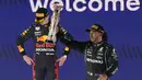 Pembalap Mercedes Lewis Hamilton merayakan kemenangannya pada F1 GP Arab Saudi di depan pembalap Red Bull Max Verstappen, Jeddah, Minggu, 5 Desember 2021. Kemenangan Lewis Hamilton membuatnya kini menyamai poin Max Verstappen di klasemen F1, yakni 369,5 poin. (AP Photo/Hassan Ammar)