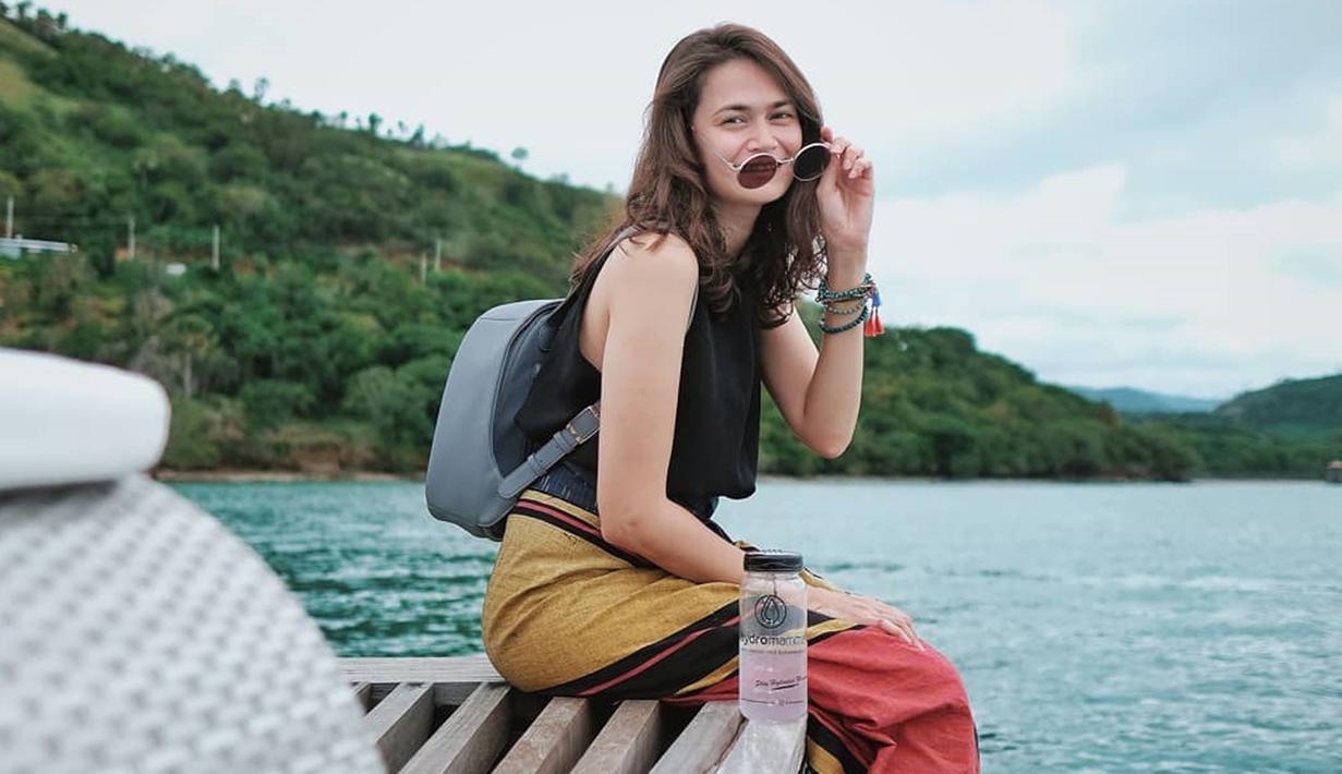 Tak hanya cantik, ibunda dari Bjorka ini juga terbilang pandai memadu padankan busana. Ketika berlibur, Sabai tampil dengan outfit yang kekinian. Seperti saat liburan di pantai ini, ia mengenakan tanktop hitam yang dipadukan dengan kain warna-warni.(Liputan6.com/IG/@sabaidieter)