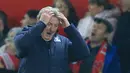 Ekspesi pelatih Crystal Palace, Roy Hodgson saat timnya gagal memanfaatkan peluang melawan Manchester United pada laga lanjutan Premier League yang berlangsung di stadion Old Trafford, Manchester, Minggu (25/11). Crystal Palace bermain imbang 0-0. (AFP/Li