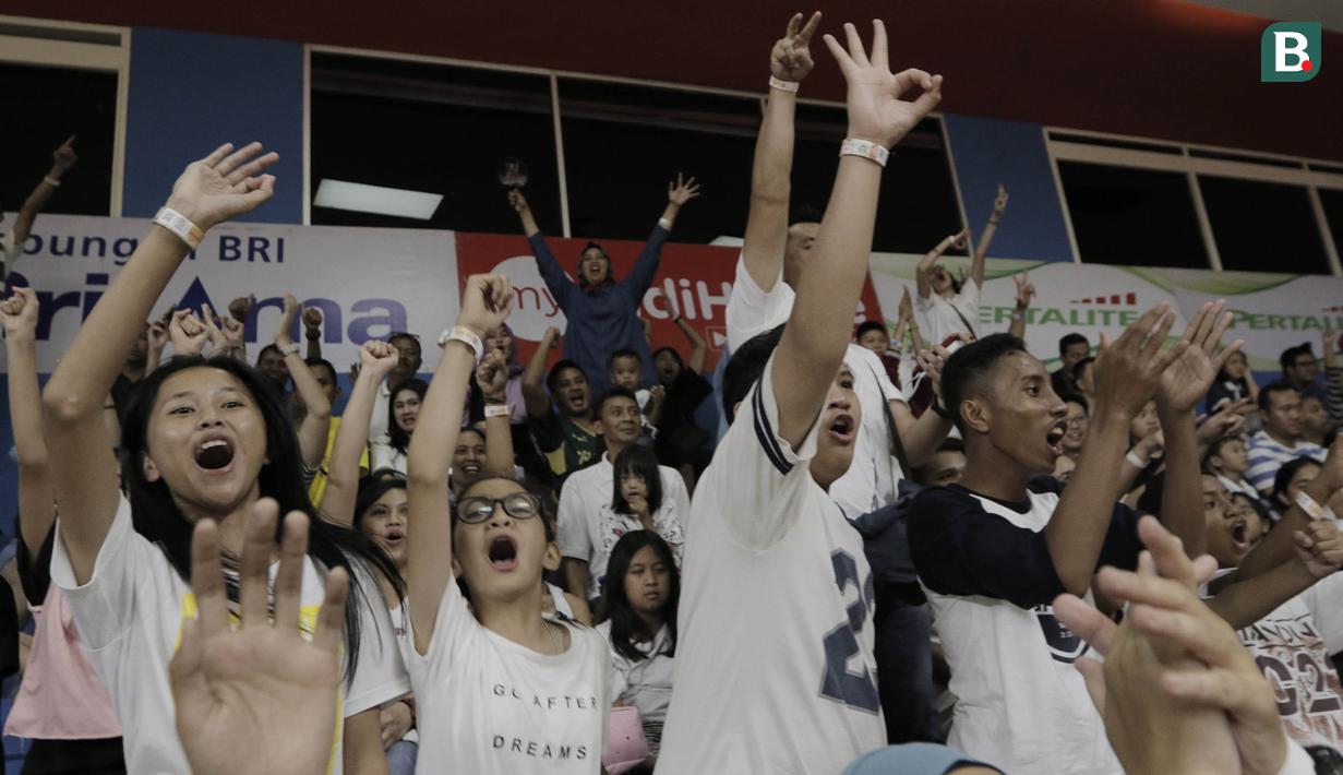 Suporter saat pertandingan Pelita Jaya melawan Satria Muda pada game kedua final IBL 2018 di Gor Soemantri Brojonegoro, Jakarta, Sabtu (21/4/2018). Pelita Jaya menang 94-78 atas Satria Muda. (Bola.com/M Iqbal Ichsan)