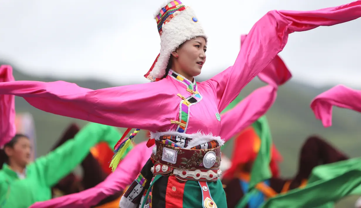 Para penari lokal menampilkan tarian tradisional Tibet dalam upacara pembukaan Pertunjukan Tari Guozhuang Luqu di Luqu, Prefektur Otonom Etnis Tibet Gannan, Provinsi Gansu, China, 12 Agustus 2020. Lebih dari 3.000 penari ikut serta dalam pertunjukan tersebut. (Xinhua/Geng Xinning)