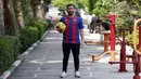 Reza Parastesh, seorang warga Iran yang memiliki wajah mirip Lionel Messi berpose saat jalan-jalan di jalanan Tehran, Iran, Senin (8/5/2017). (AFP/Atta Kenare)