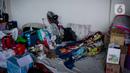 Aktivitas warga korban banjir yang masih bertahan mengungsi di GOR Pengadegan, Jakarta, Selasa (7/1/2020). Masih banyaknya warga yang memilih bertahan di pengungsian lantaran kondisi rumah mereka belum memungkinkan untuk ditinggali dan belum adanya arahan dari kelurahan. (Liputan6.com/Faizal Fanani)