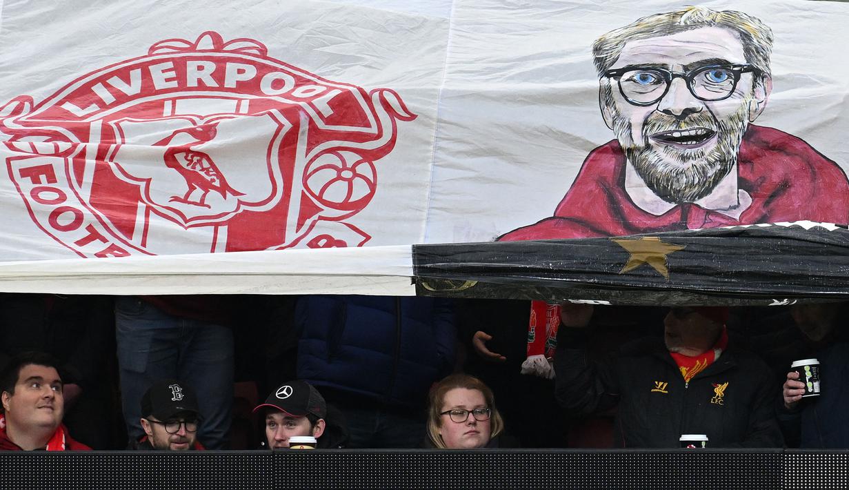 Sejumlah fans Liverpool membentangkan spanduk bergambar Jurgen Klopp saat laga putaran keempat Piala FA melawan Norwich City di Anfield, Liverpool, Inggris, Minggu (28/01/2024). (AFP/Paul Ellis)