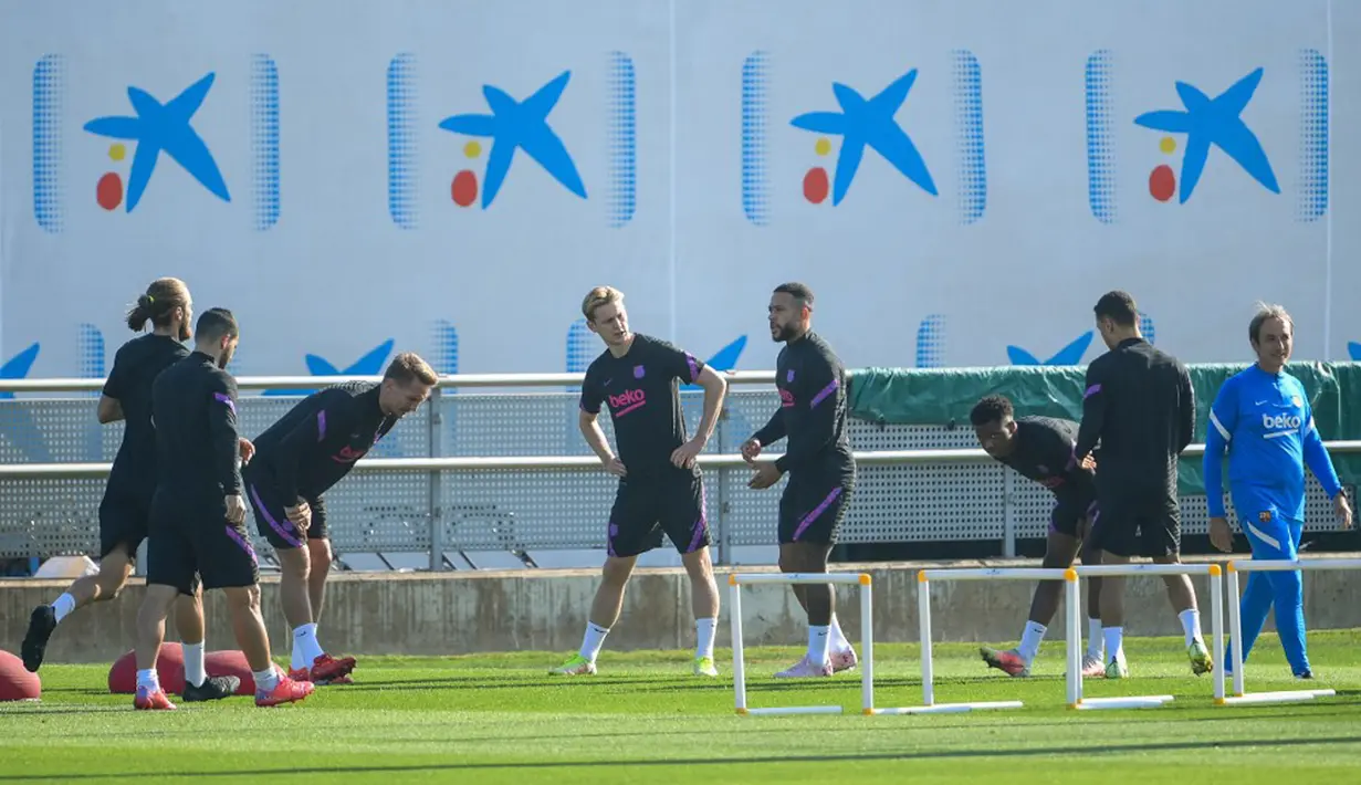 Pemain Barcelona Frenkie De Jong (tengah kiri) dan Memphis Depay (tengah kanan) bersama rekan satu tim mereka saat sesi latihan di Barcelona, Spanyol, Selasa (19/10/2021). Barcelona akan menghadapi Dynamo Kiev pada pertandingan Grup E Liga Champions. (LLUIS GENE/AFP)