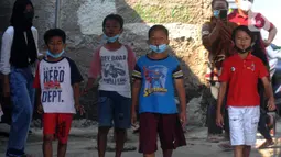 Anak-anak saat mengikuti lomba balap kelereng peringatan HUT Kemerdekaan ke-76 RI di Benda Baru, Pamulang, Tangsel, Selasa (17/8/2021). Di sejumlah kawasan pinggiran Jabotabek warga tetap melaksanakan peringatan HUT kemerdekaaan RI walau masih dalam status PPKM Level 4. (merdeka.com/Arie Basuki)