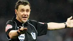 Aksi wasit Stuart Attwell di laga lanjutan EPL antara Manchester City dan Wigan Athletic di City of Manchester Stadium, 29 Maret 2010. AFP PHOTO / PAUL ELLIS