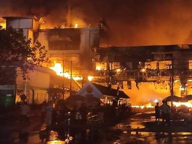 Petugas pemadam kebakaran dan petugas penyelamat berkumpul di lokasi kebakaran di hotel-kasino Grand Diamond City di Poipet pada 29 Desember 2022. Sebanyak 10 orang tewas dalam kebakaran di hotel-kasino Kamboja di perbatasan Thailand, polisi kata 29 Desember. (AFP/STR)