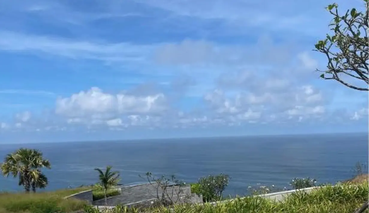Nia Ramadhani begitu senang liburan ke Bali. Saat menikmati pemandangan, Nia yang mengenakan pakaian terbuka dari punggungnya terlihat tato cukup besar yang sedikit terhalang rambut panjangnya. (Foto: Instagram/@ramadhaniabakrie)