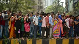 Ribuan fans berkumpul di luar rumah aktris Bollywood mendiang Sridevi Kapoor jelang pemakamannya, Mumbai, India, Rabu (28/2). Sridevi Kapoor meninggal akibat tenggelam di bak mandi hotel Dubai. (PUNIT PARANJPE/AFP)