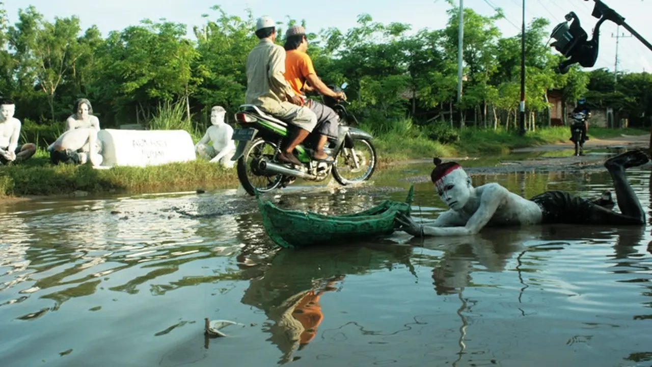 Protes Jalan Rusak ala Seniman Sumenep