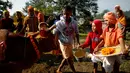 Diwali  merupakan salah satu hari raya umat Hindu di India yang dirayakan pada bulan Aswayuja menurut kelender Caka Hindu atau sekitar bulan Oktober-November, Nepal, Minggu (30/10). (REUTERS / Navesh Chitrakar)