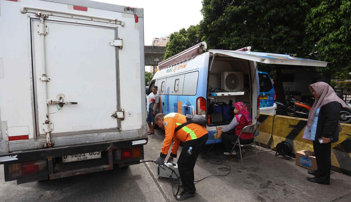 Hal tersebut berdasarkan PP No. 22 Tahun 2021 dan Pergub DKI No. 66 Tahun 2020. Tampak dalam foto, petugas Suku Dinas Lingkungan Hidup melakukan pengukuran gas buang kendaraan saat operasi uji emisi di Pintu Keluar Terminal Blok M, Jakarta, Kamis (9/4/2026). (Kapanlagi.com/Budy Santoso)