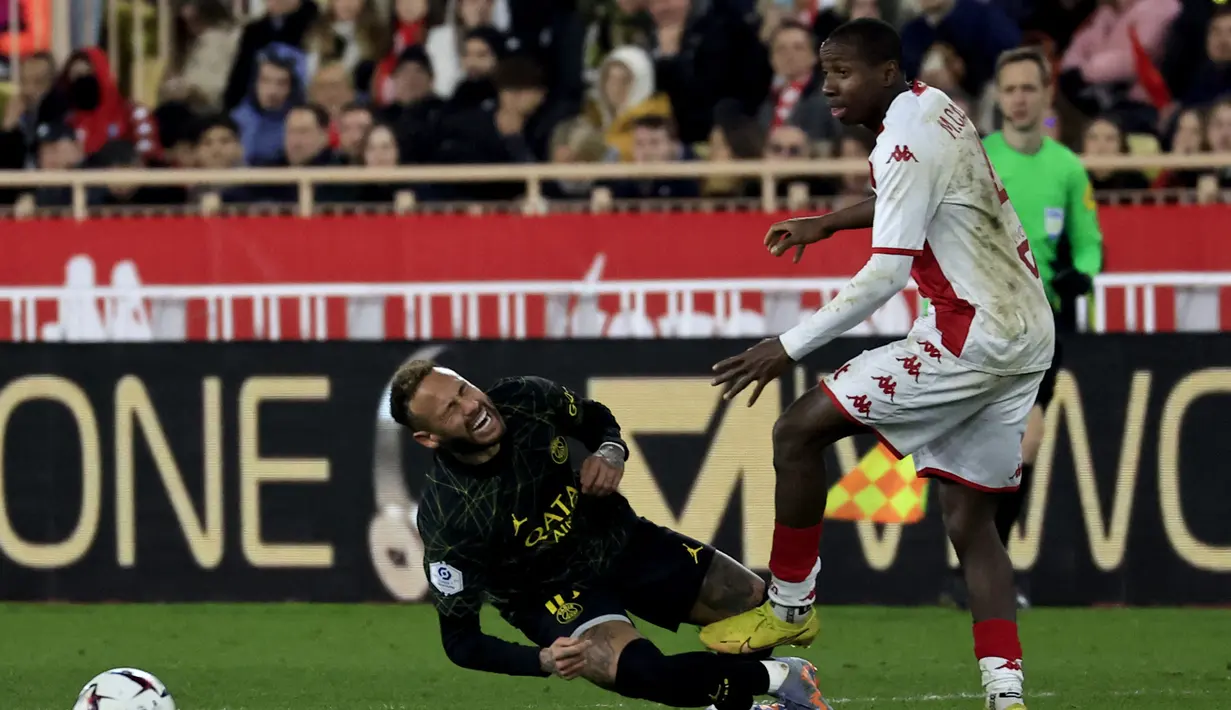 Striker PSG, Neymar (kiri) meringis kesakitan setelah perebutan bola dengan gelandang AS Monaco, Mohamed Camara dalam laga Liga Prancis 2022/2023 di Louis II Stadium, Monaco (11/2/2023). Cekcok di ruang ganti usai kekalahan PSG dari AS Monaco bertambah panas saat Direktur Olahraga PSG, Luis Campos mengkritik penampilan Neymar dkk yang dinilai tampil memalukan dan kurang agresivitas. (AFP/Valery Hache)