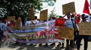AMT (Awak Mobil Tangki) Pertamina melakukan mogok kerja dan menggelar unjuk rasa di Depot Pertamina Plumpang, Jakarta, Selasa (1/11). Mereka menuntut perusahaan menghapus sistem outsourcing dan membayar upah lembur mereka. (Liputan6.com/Faizal Fanani)