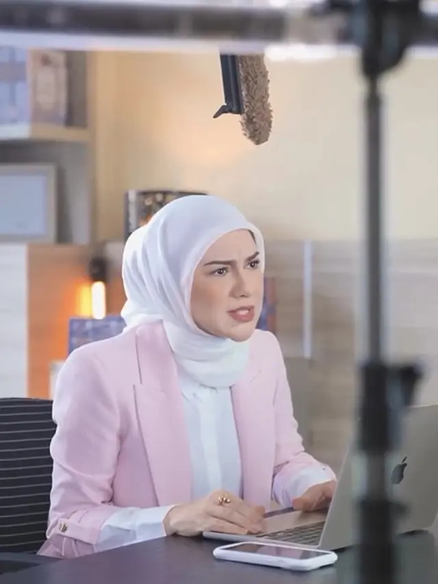 Irish Bella jadi host dan syuting sinetron (Instagram/_irishbella_)