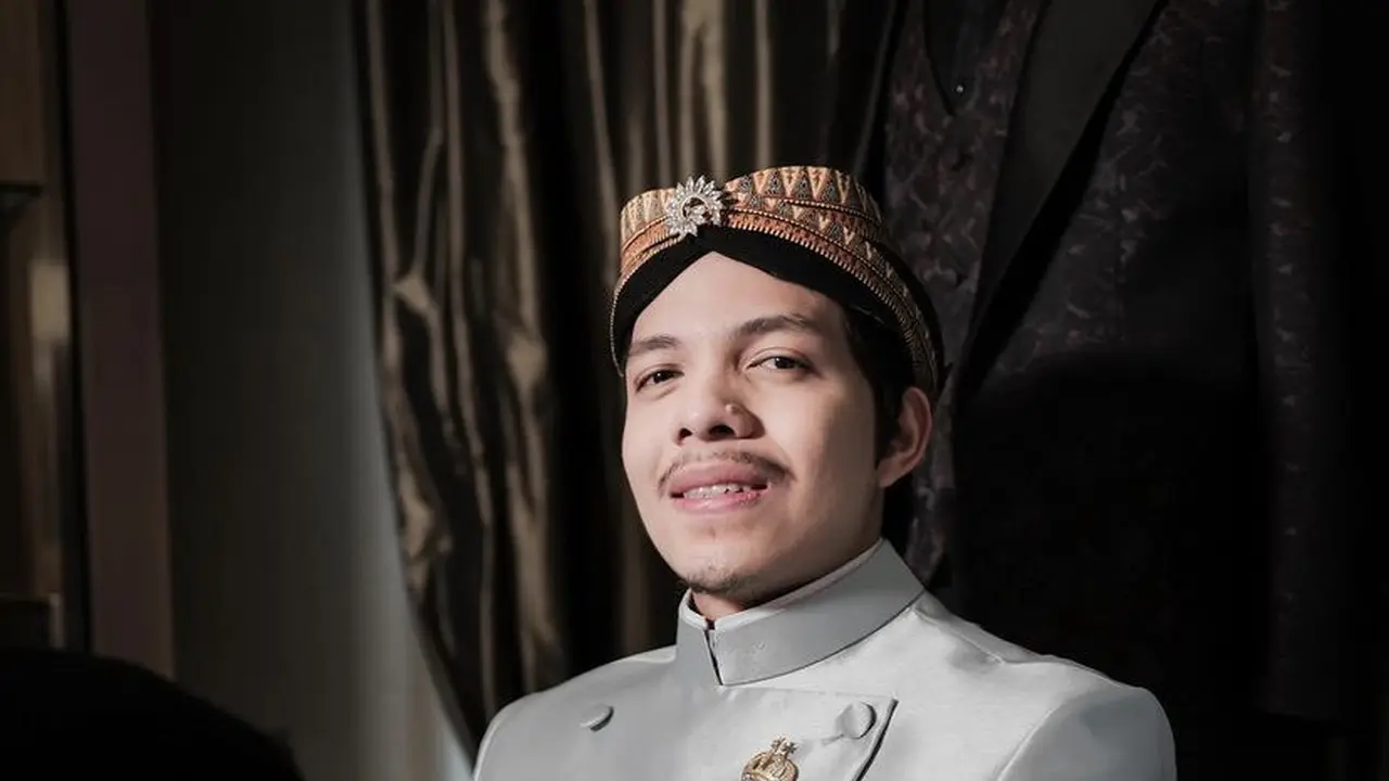 Penampilan Aurel Hermansyah Glowing Berkebaya Adat Jawa di Momen Tujuh Bulanan
