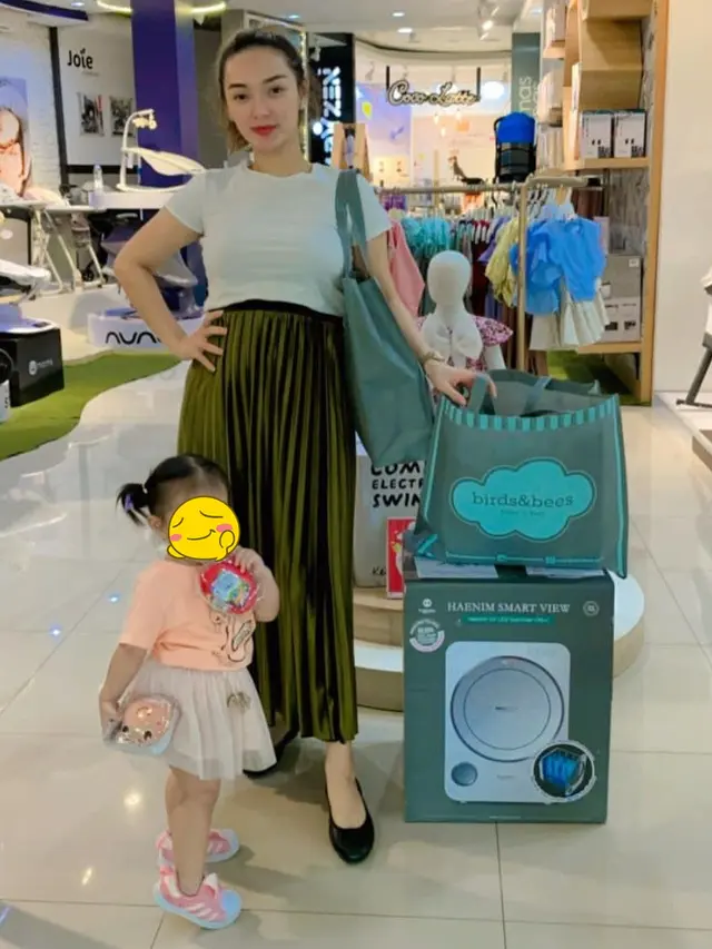 Tengah Jadi Sorotan, Ini 6 Momen Zaskia Gotik Momong Buah Hatinya