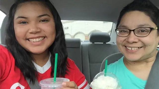 [Bintang] Selama 4 Tahun Gadis Ini Foto Bareng Ibunya, Foto Terakhir Bikin Banyak Orang Sedih