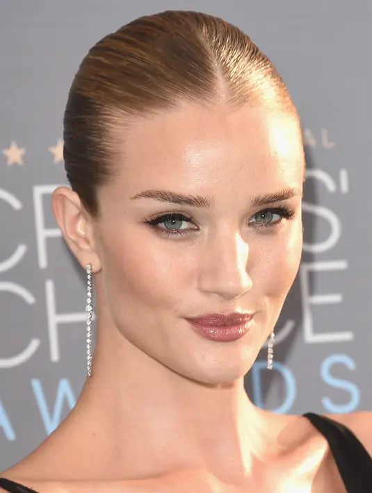 Ekspresi wajah Rosie Huntington Whiteley saat tiba untuk menghadiri ajang Critics' Choice Awards ke-21 di Santa Monica, California, Minggu (17/1). Rosie Huntington merupakan tunangan aktor Jason Statham. (Jason Merritt/Getty Images/AFP)