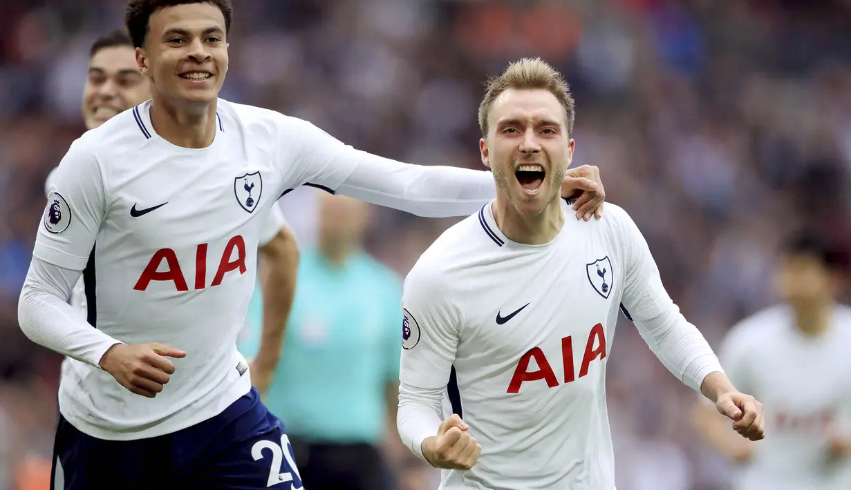 Gelandang Tottenham Hotspur, Christian Eriksen, melakukan selebrasi usai mencetak gol ke gawang Bournemouth pada laga Premier League di Stadion Wembley, Sabtu (14/10/2017). Tottenham Hotspur menang 1-0 atas Bournemouth. (AP/John Walton)