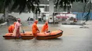 Pihak berwenang juga telah mengeluarkan peringatan akan terjadinya badai tropis Michuang. (R. Satish BABU/AFP)